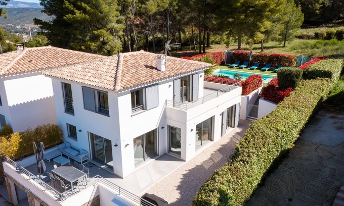 Le Castellet House | New Holiday Villa with Pool & Ocean View - Rated 10/10