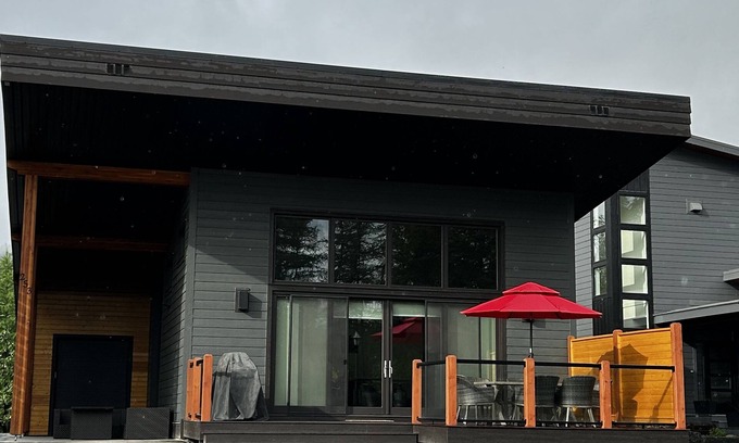 East Kootenay House | Mountain Modern Retreat: 4BD Home Near the Slopes