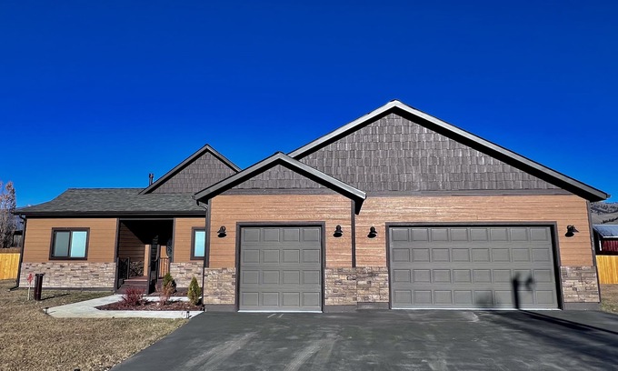 Darby House | Ideal Retreat: Ski, Hike & Enjoy Pet-Friendly Amenities