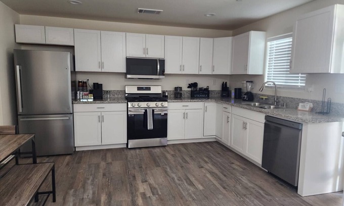 Delano House | Cozy Home in Central Delano with Spa & Family-Friendly Vibes