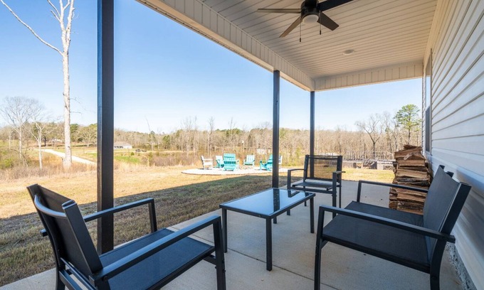 Jones Mills House | Serene Retreat: 5 Acres Near Oaklawn with Scenic Views