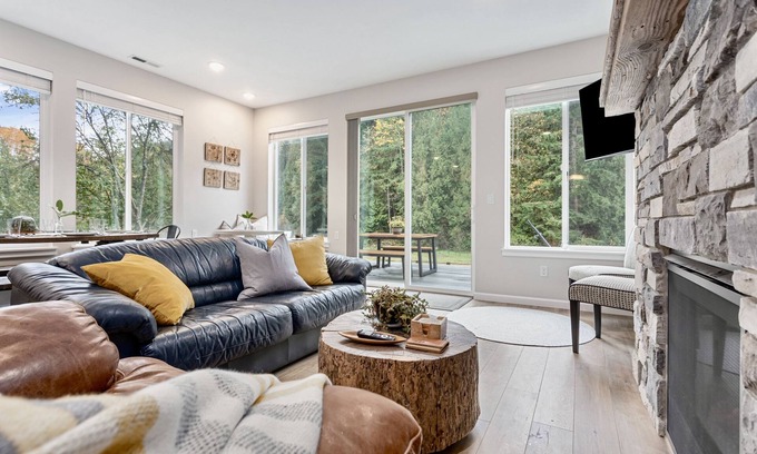 Bellingham House | Peaceful Retreat with Hot Tub, Sauna & Close to Downtown