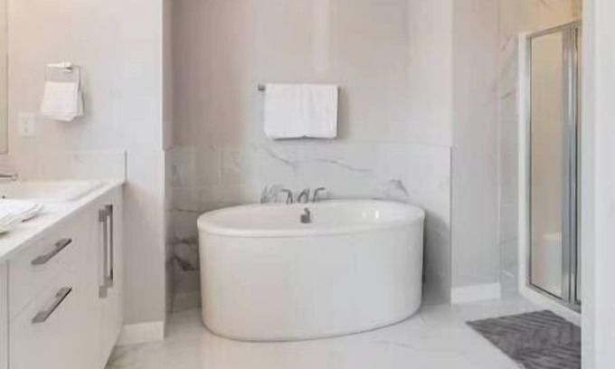 Chestermere House | New Home with AC, 15 Mins to YYC, Pets welcome