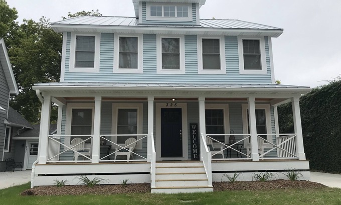 South Haven House | Guest Rated 10/10: Newer Home with Swim Spa & Theatre