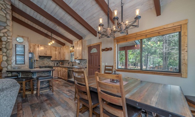Dorrington Cabin | Inviting Dog-Friendly 4BR Retreat with Hot Tub in Big Trees