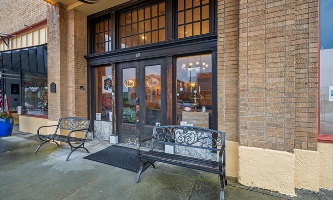 Cathlamet Apartment | NEW! Hotel Cathlamet Rm 202- Queen & Full w/Garden View
