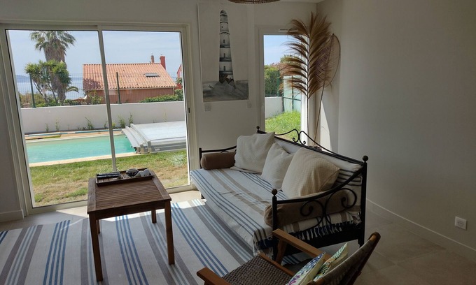 Le Pradet House | Beachside Retreat with Pool & Ocean View - Rated 10/10