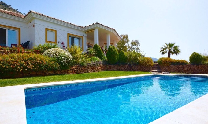 2nd Arrondissement Apartment | Discover New House Homerez: Family-Friendly Retreat Awaits