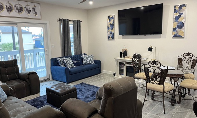 South Padre Island House | Discover House Moon: Pool, Game Room & Ocean Views Await!