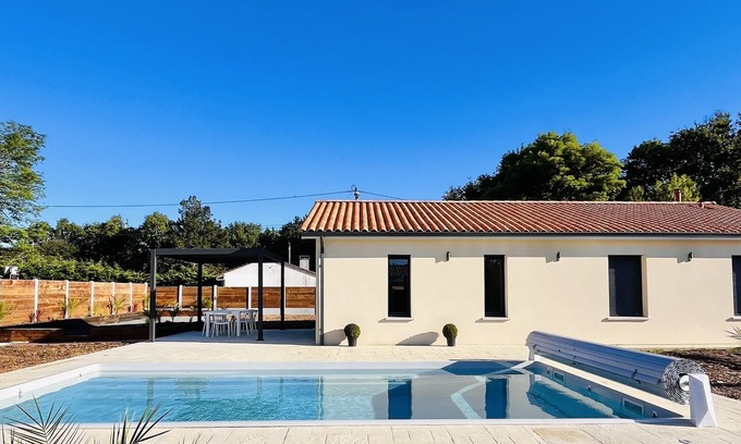 Grayan-Et-L'Hopital House | Maison Neuve: Poolside Retreat Near Soulac s/ Mer