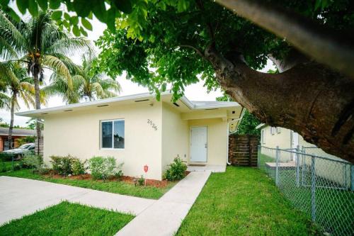 Seybold House | New Retreat Near Miami Airport - Pet and Child Friendly