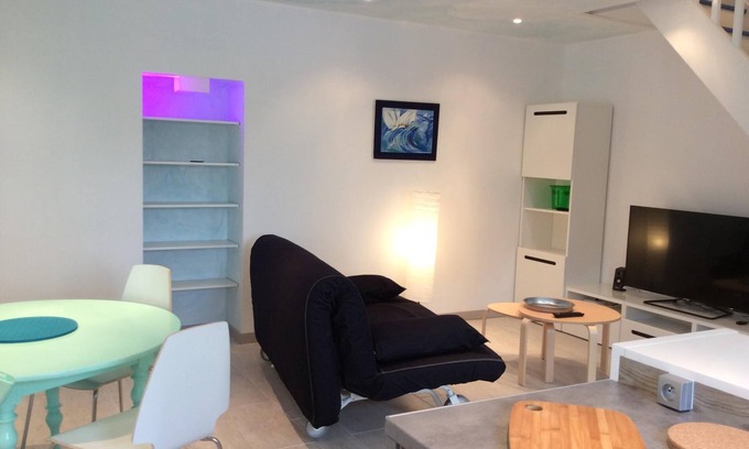 Le Bouscat House | Convenient Two-Room Hotel Near Transport with Breakfast