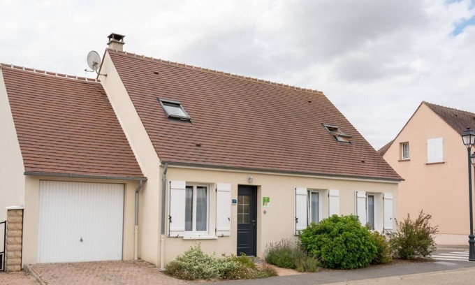 Le Meux Cabin | Charming Home with Garden Near Compiègne - Sleeps 8