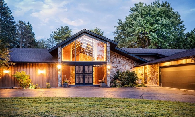 Liberty House | Top-Rated 4 BR House with Spa & Hot Tub in Catskills