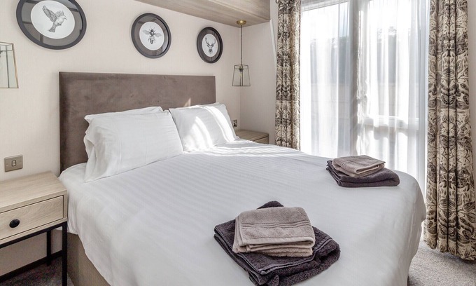Congleton Cabin | New Lodge: Family-Friendly Retreat with Spa and Hot Tub