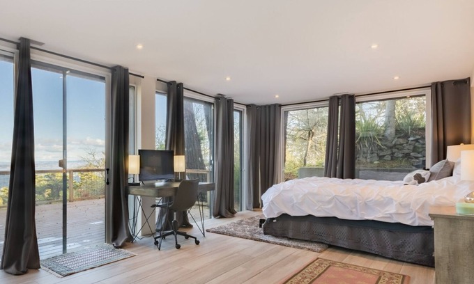 Mill Valley House | Experience the Unique 4BR Glass Mountain Oasis Retreat