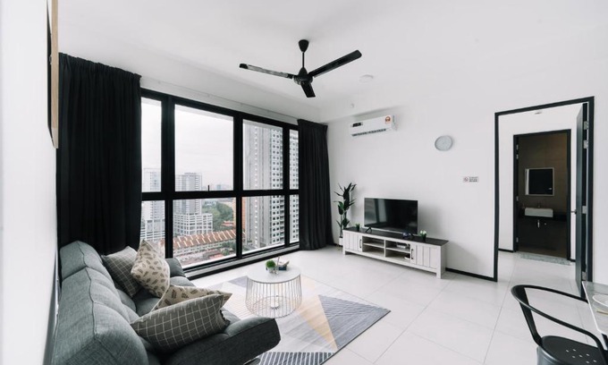 George Town Apartment | Relaxing Stay with Infinity Pool & 3 Bedrooms for Families
