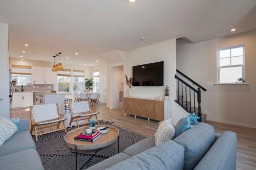 Cambridge House | Inviting Waterfront Townhome with Pool & Family Amenities