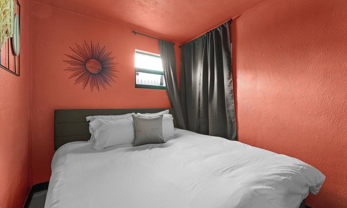 Silver Lake Apartment | NEW! King Bed, Mins to Dwntwn, Living Room Suite, Lrg Groups