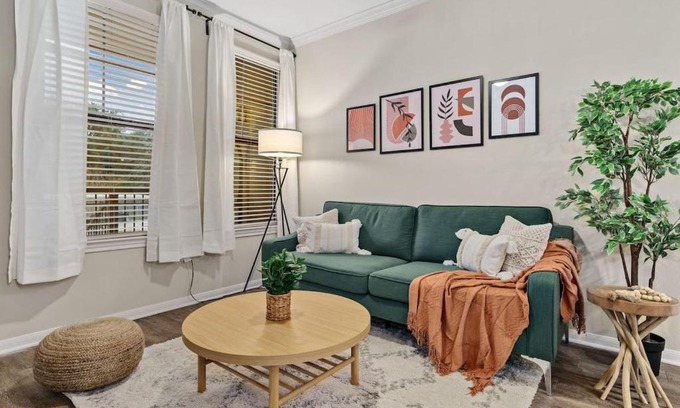 Lazybrook/Timbergrove Apartment | Trendy 1 BR Resort with Pool & Ocean View - Rated 9.2/10