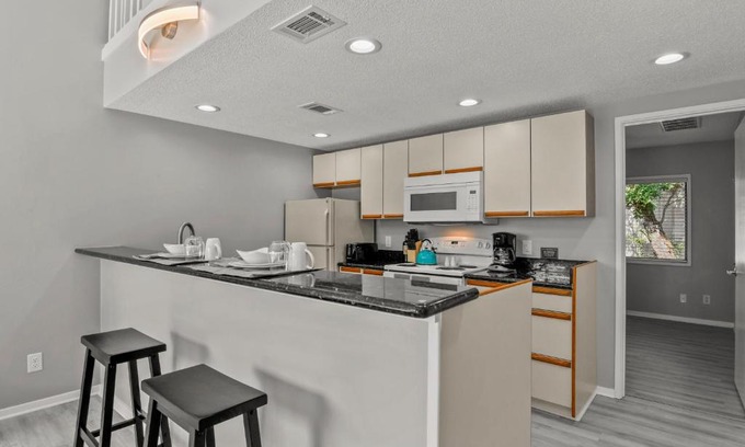 Gulfport Apartment | Family-Friendly King Loft Steps from Gulf's Pristine Beach