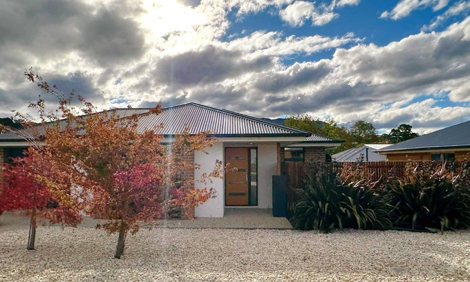 Kingston House | Family-Friendly Stay at New Kingston Trampoline House