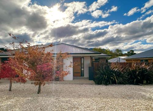 Kingston House | Family-Friendly Retreat at New Kingston Trampoline House
