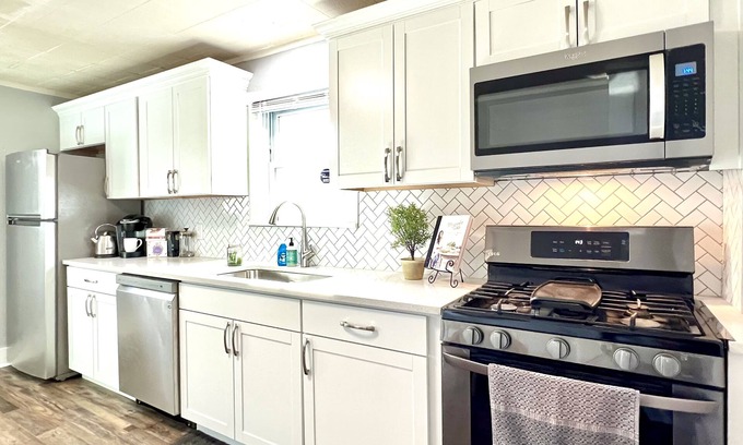 Englewood House | Cozy Kitchen Retreat at The Uptown Collective - Guest Rated 8/10