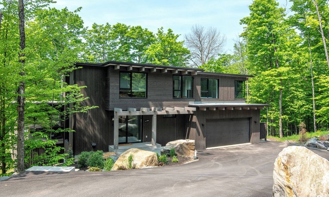 Mont-Tremblant House | Relaxing Lagom Tyst Chalet with Hot Tub Near the Resort