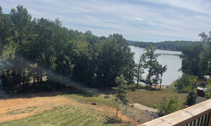 Eddyville House | New lake front home! Bluey on Eddy Bay is minutes from the marina!