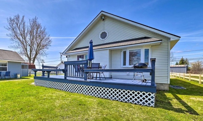 Houghton Lake House | Pet-Friendly Lake House with A/C & Huge Deck Awaits You