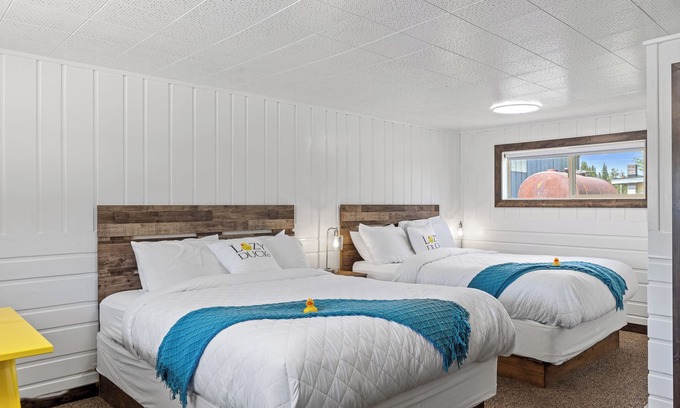 West Yellowstone Hotel | Cozy New Lazy Duck Inn #17 with Breakfast & Kitchen Access