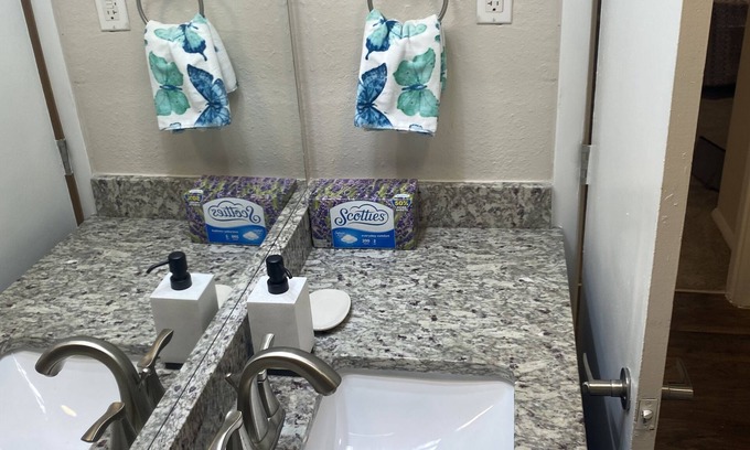 Lenox Apartment | Convenient New Lenox Apartment near Nieman Marcus & Saks