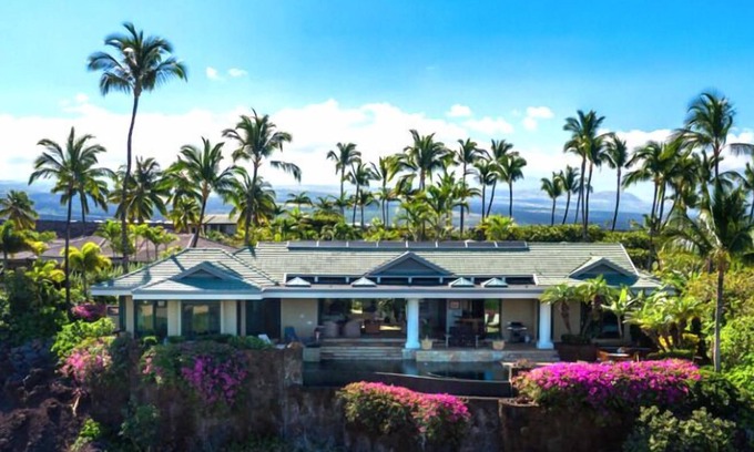 Kamuela Villa | New Listing! 2 Adjacent Luxury Homes, Sleeps 16, Walk to Beach!