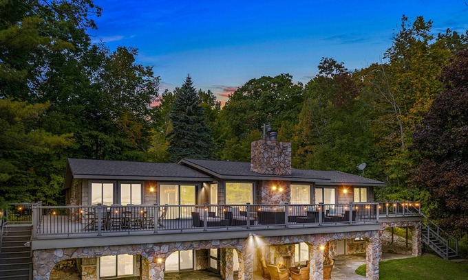 Brutus House | New Listing! 20% OFF! Burt Lake-Lakefront-Huge Deck & Yard-Fire Pit