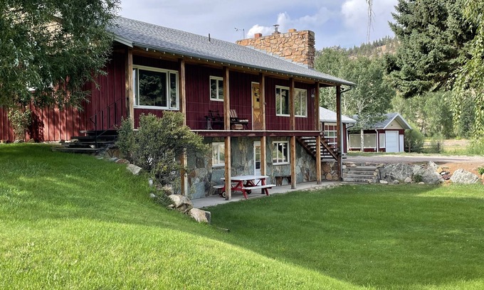Wolf Creek House | Inviting 4 BR Private Retreat with Spa & Hot Tub for 12