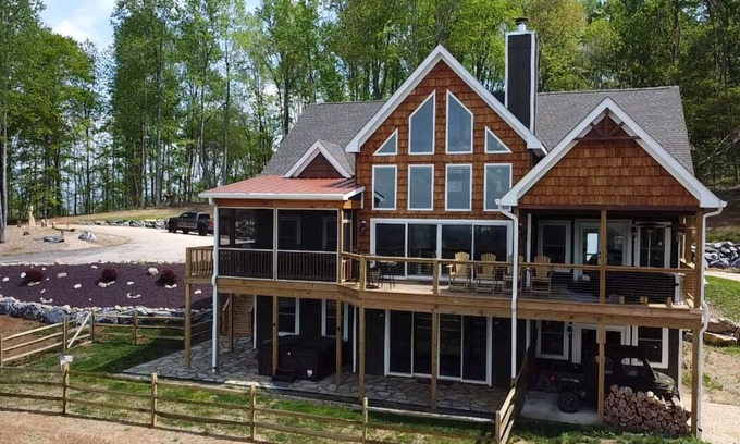 Lexington House | NEW LISTING! 8 miles from VMI & W&L 5 bedroom house with VIEWS of House mountain