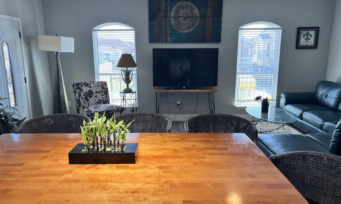 Milneburg House | New Listing: 3 Bedroom Retreat with Lake Views