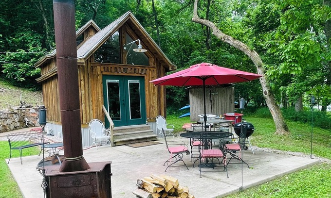 Mammoth Spring Cabin | Experience the Spring River: Spa & Hot Tub Retreat
