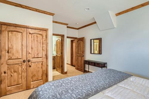 Fairways House | New Listing: Après & Fairway Retreat with Hot Tub and Pool