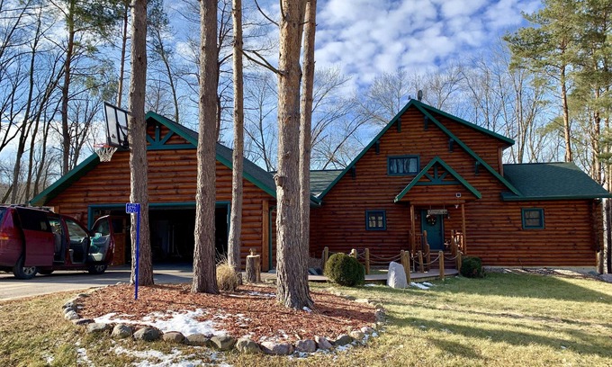 Baraboo Cabin | Inviting Log Cabin Retreat Near Devil's Lake with Pool