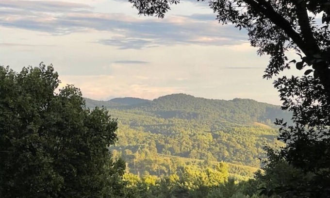 Fleetwood Cabin | Mountain View Cabin in Fleetwood Falls - Rated 10/10!