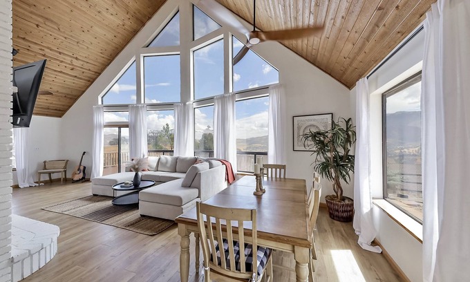 Stallion Springs House | Serene Retreat in Tehachapi with Hot Tub & Spa Amenities