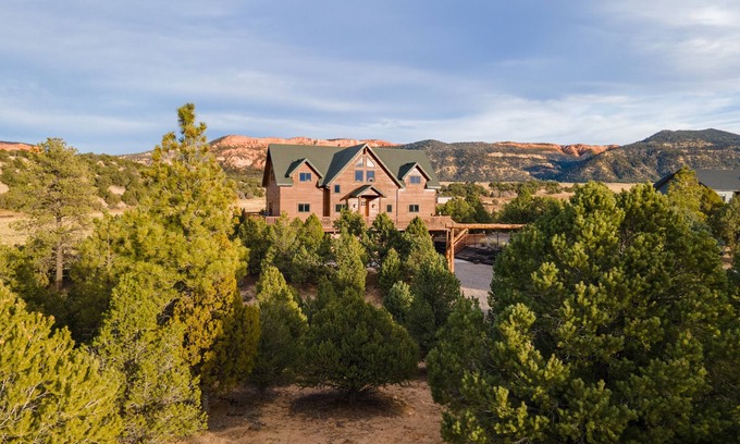 Panguitch Cabin | Discover Comfort at Bryce Luxury Lodge with Spa & Hot Tub