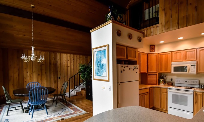 Bigfork House | Family-Friendly Cedar Bay Retreat with Lake Views & Breakfast