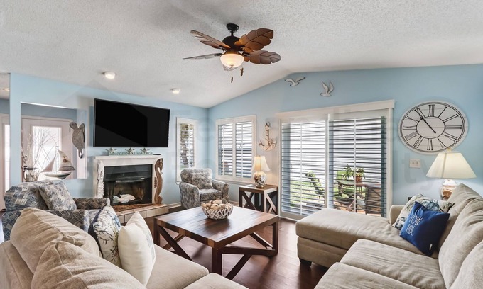 Fernandina Beach House | Dog-Friendly Retreat Just Steps from the Ocean
