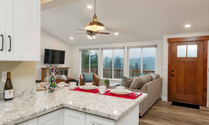 Florence House | Inviting Newly Remodeled Lake House with Amazing Views