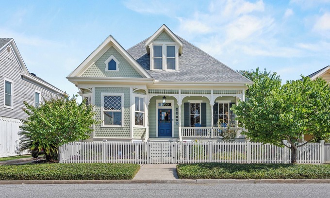 San Jacinto House | New Listing! Gorgeous Historic Home with Refreshing Pool!
