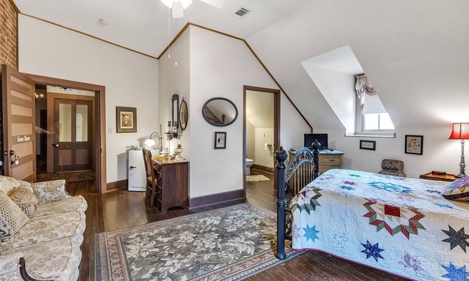 Glasgow Apartment | NEW LISTING! Greer Room by Main Street Bed & Breakfast