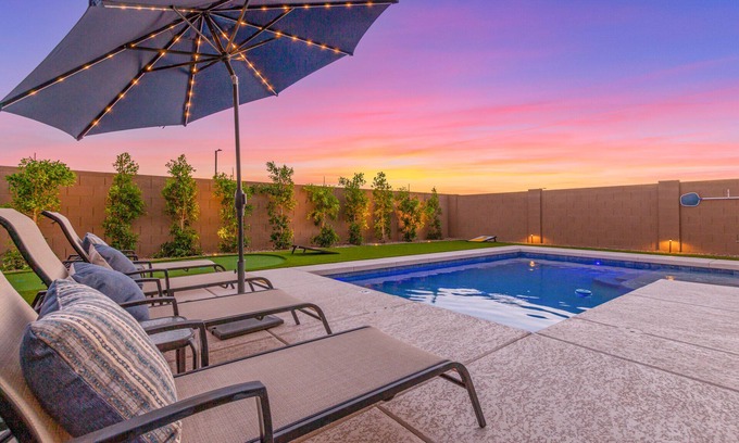 Desert View House | New Listing! Pet-Friendly Hotel with Heated Pool & King Bed